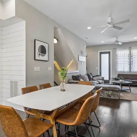 Chic Near Downtown Sleeps 14 Holiday home Nashville