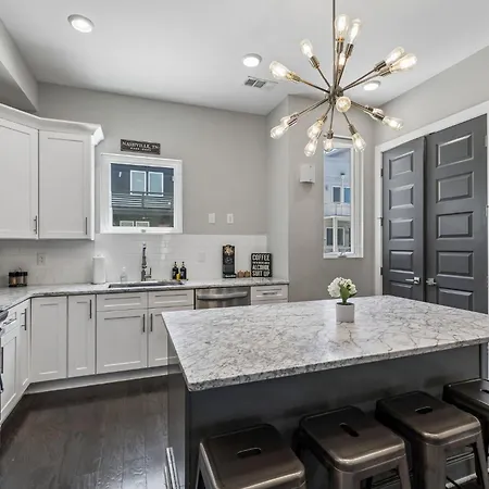 Holiday home Chic Near Downtown Sleeps 14 Nashville