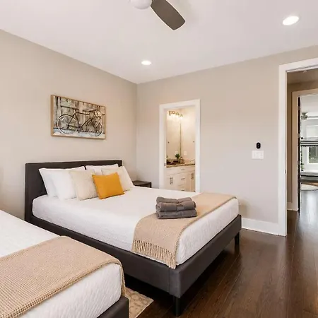 Holiday home Chic Near Downtown Sleeps 14 *