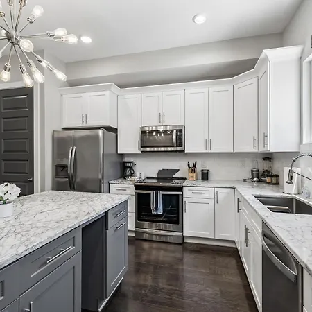 Holiday home Chic Near Downtown Sleeps 14 Nashville