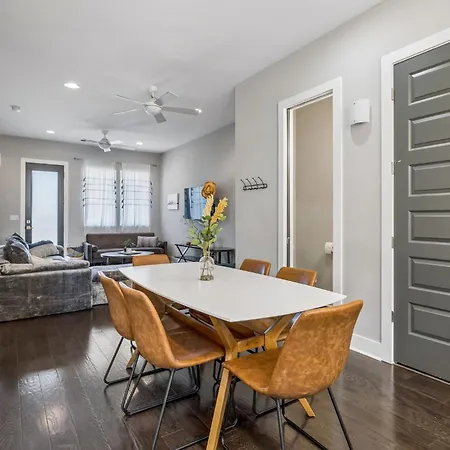 Chic Near Downtown Sleeps 14 Nashville