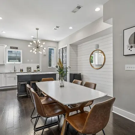Chic Near Downtown Sleeps 14 * Nashville