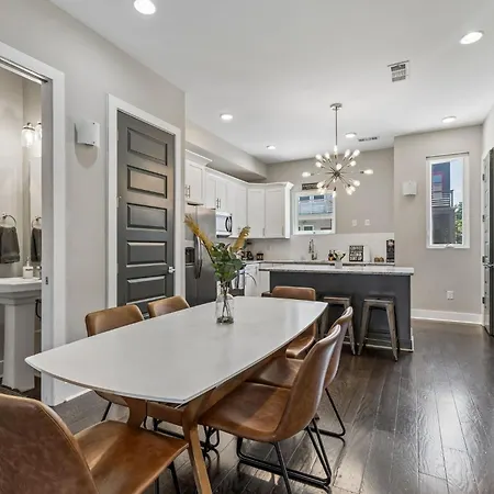 Chic Near Downtown Sleeps 14 *