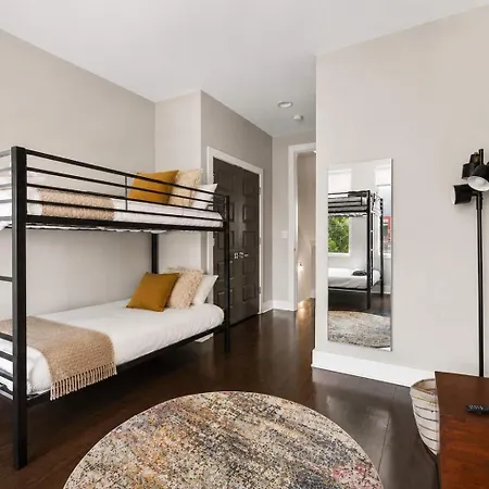 Chic Near Downtown Sleeps 14 *