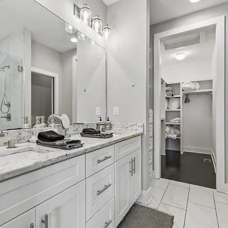 Holiday home Chic Near Downtown Sleeps 14