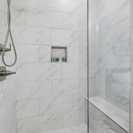 Holiday home Chic Near Downtown Sleeps 14 *