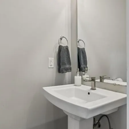 Chic Near Downtown Sleeps 14 Holiday home Nashville