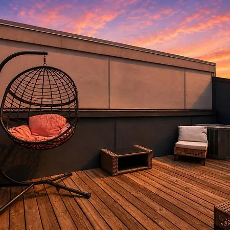 Chic Near Downtown Sleeps 14 Holiday home *