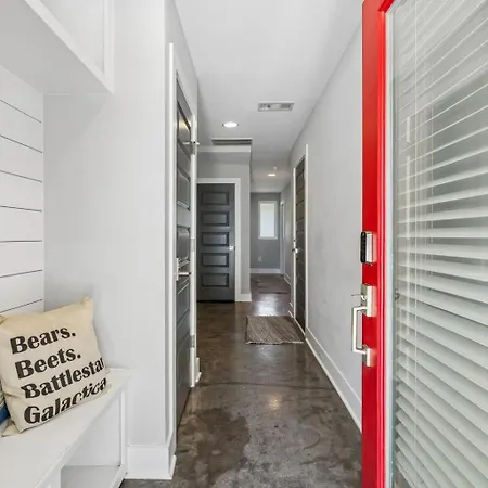 Chic Near Downtown Sleeps 14 Nashville