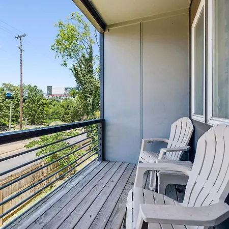 Chic Near Downtown Sleeps 14 *