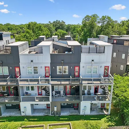 Chic Near Downtown Sleeps 14 Nashville