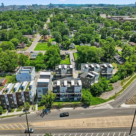 Chic Near Downtown Sleeps 14 *