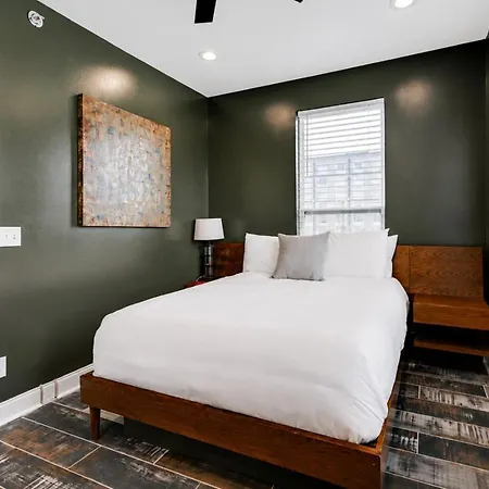 Gallant Glass 4br Floor Walk To Vandy!