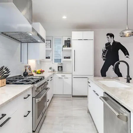 Elevator With Rooftop Hot Tub & Spacious Yard Holiday home *