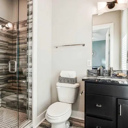 Private With Rooftop Game Near Downtown Holiday home Nashville