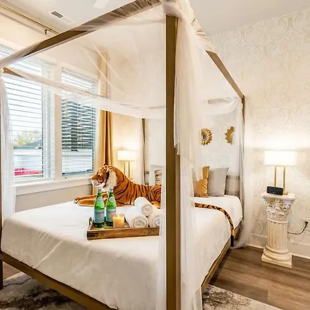 Private With Rooftop Game Near Downtown Holiday home *