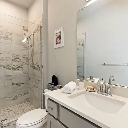 Private With Rooftop Game Near Downtown Holiday home *