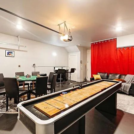 Private With Rooftop Game Near Downtown Holiday home