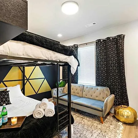 Private With Rooftop Game Near Downtown Holiday home *