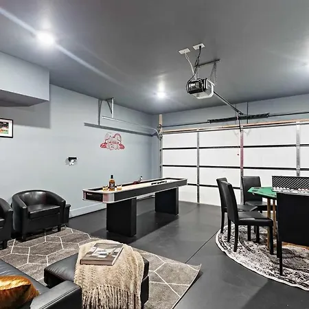 Private With Rooftop Game Near Downtown Holiday home Nashville