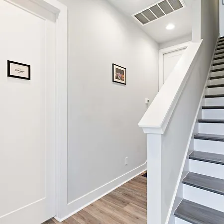 Private With Rooftop Game Near Downtown *
