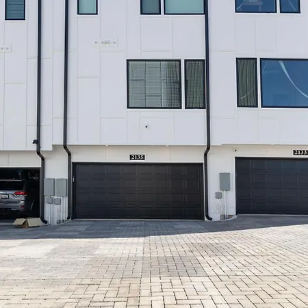 Private With Rooftop Game Near Downtown *