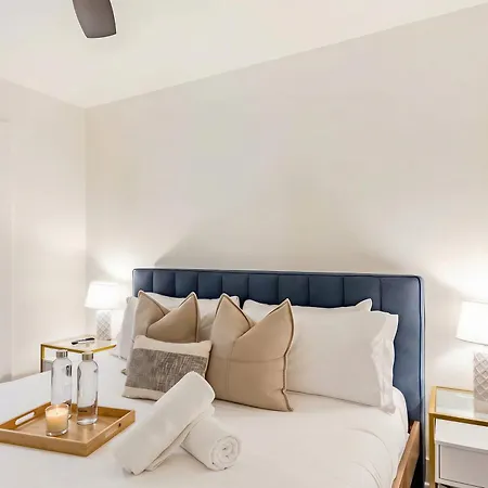 Holiday home Rooftop Views & Patio Lounge Near Downtown *