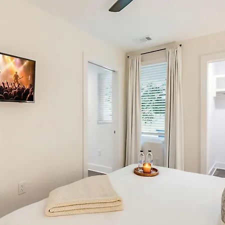 Rooftop Views & Patio Lounge Near Downtown * Nashville