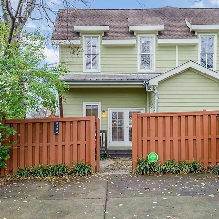 Rhythm & Rest Group With Grill & Cozy Fireplace Holiday home Nashville