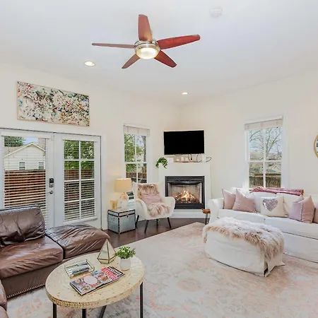Holiday home Rhythm & Rest Group With Grill & Cozy Fireplace Nashville
