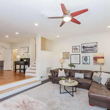 Rhythm & Rest Group With Grill & Cozy Fireplace
