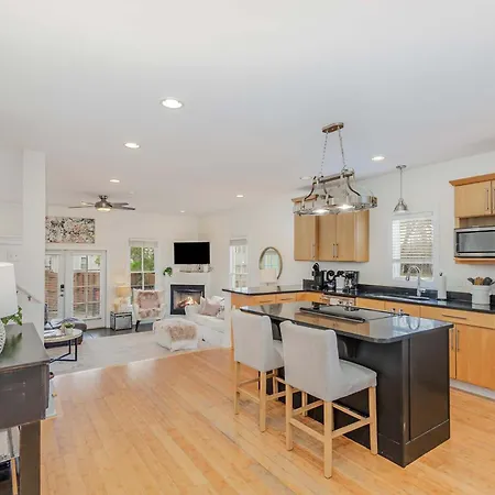 Rhythm & Rest Group With Grill & Cozy Fireplace Holiday home *