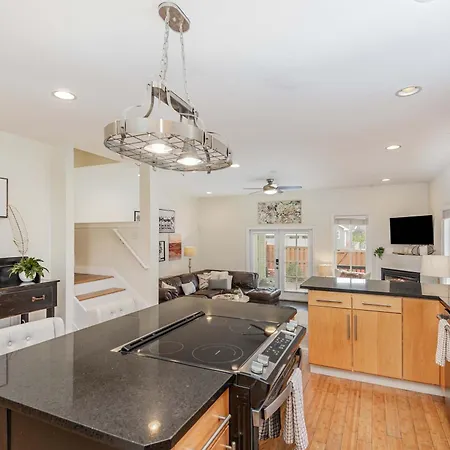 Rhythm & Rest Group With Grill & Cozy Fireplace Holiday home