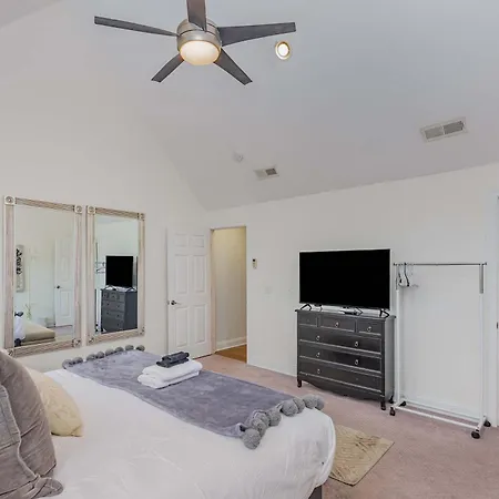 Rhythm & Rest Group With Grill & Cozy Fireplace *