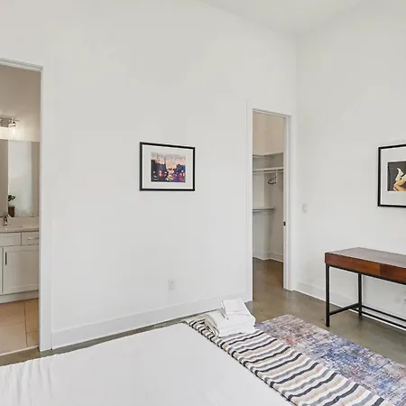 Modern Townhome W Rooftop Views Near Broadway