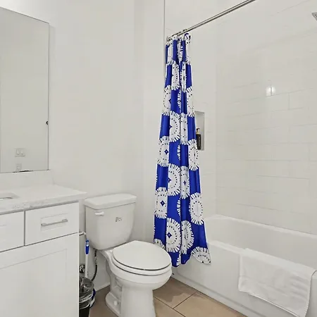 Modern Townhome W Rooftop Views Near Broadway *