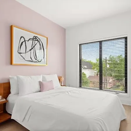 Holiday home True Hue - Private Patio - Mins To Broadway *