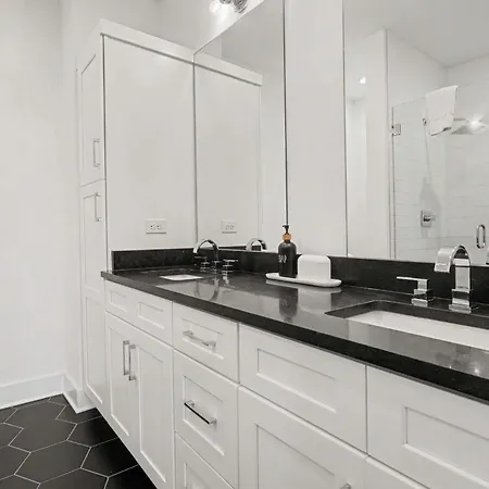 Modern Townhome W Rooftop Views Near Broadway *