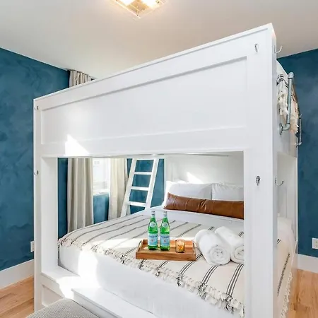 Elevator With Rooftop Hot Tub & Spacious Yard Holiday home *