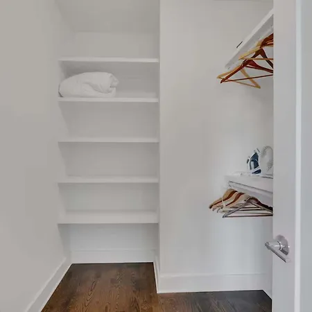 Holiday home Modern Townhome W Rooftop Views Near Broadway *
