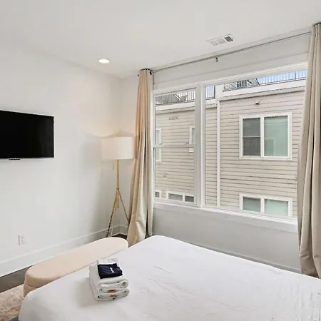 Modern Townhome W Rooftop Views Near Broadway *