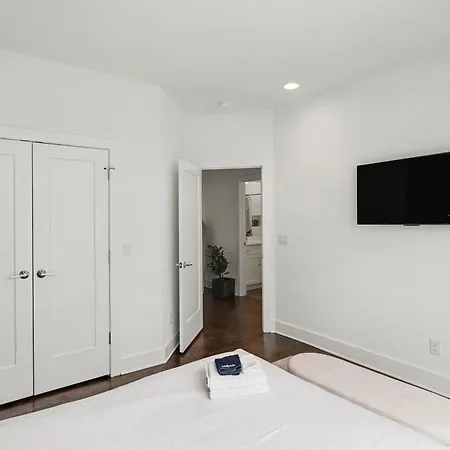 Modern Townhome W Rooftop Views Near Broadway *