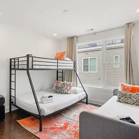 Modern Townhome W Rooftop Views Near Broadway Holiday home