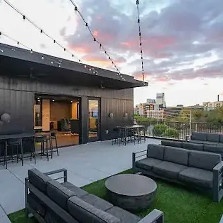Modern For 6 With Rooftop & Gym Near Dt Holiday home Nashville