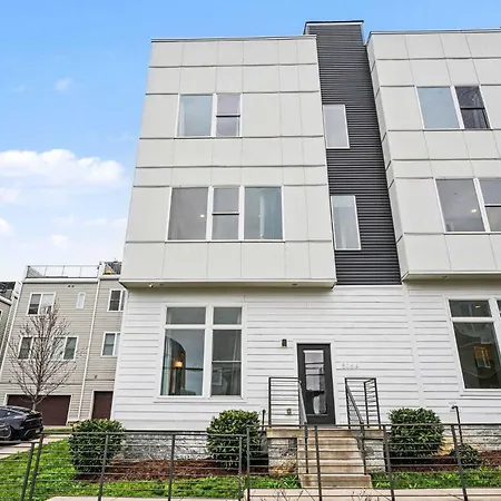 Chic Townhome X3 W Rooftop Views Near Broadway Holiday home *