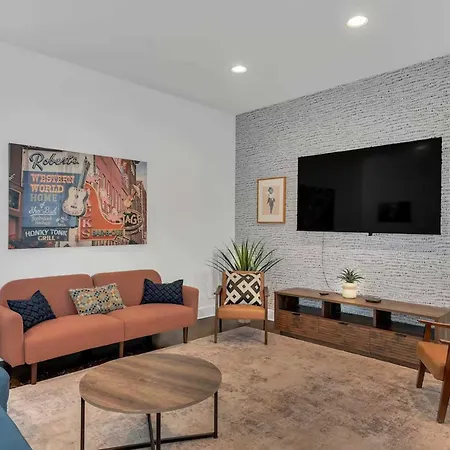 Stylish Townhome W Rooftop Views Near Broadway Holiday home