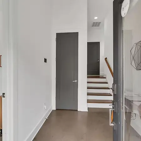 Stylish Townhome W Rooftop Views Near Broadway *
