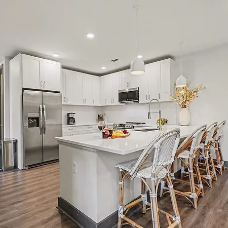 Petal & Palm-rooftop Patio & Gym-mins To Broadway Holiday home *