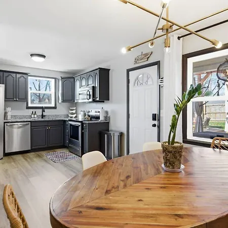 Amazing Backyard Only 2 Miles To Downtown With Sauna And Firepit Holiday home