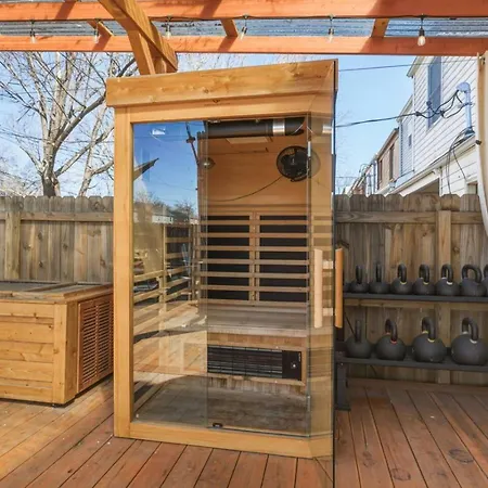 Amazing Backyard Only 2 Miles To Downtown With Sauna And Firepit *